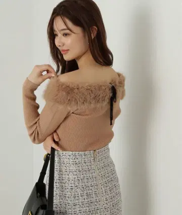 프로포션 니트 인조 모피 오프숄더 니트