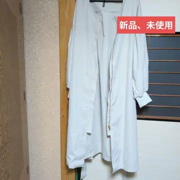 화이트 퍼프 슬리브 롱 코트