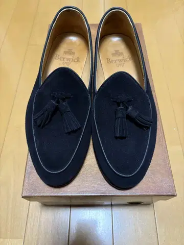 Berwick 블랙 스웨이드 태슬 로퍼 벨지안