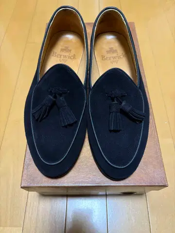 Berwick 블랙 스웨이드 태슬 로퍼 벨지안