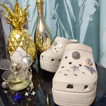 비쥬 7개 달린 크림색 클로그 샌들