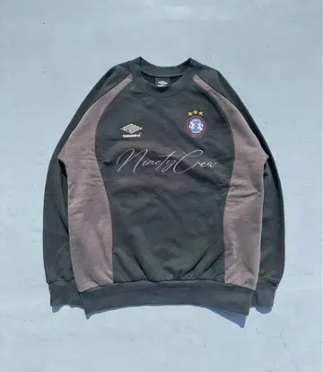 9090 x umbro 엠블럼 크루넥 스웨트