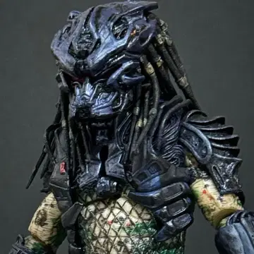 NECA [아머드 로스트 프레데터] 피규어