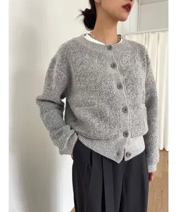 Didot. showroom 촉촉하고 두꺼운 부클레 라운드 니트 자켓