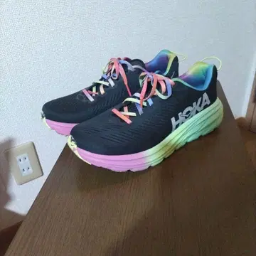 HOKA 러닝화 블랙/멀티 컬러
