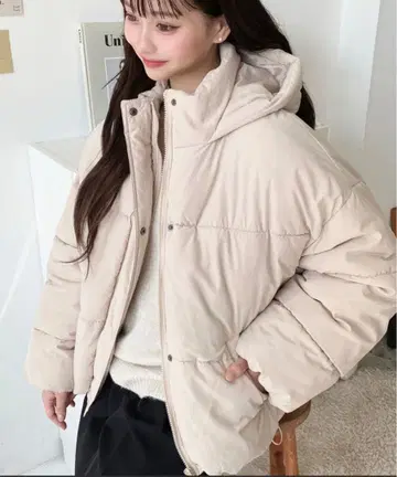 베이지 후드 부착 다운 자켓