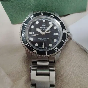 The STAC 쿼츠 손목시계