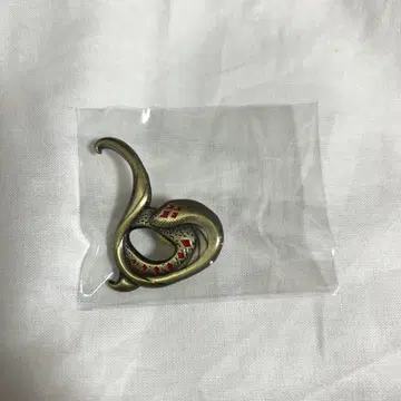 트위스테 자밀 글로마스 핀 배지