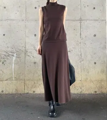 Mila Owen 하이넥 슬리브리스 니트 내로우 스커트 SET