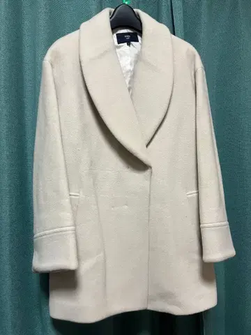 화이트 더블 브레스트 피 코트