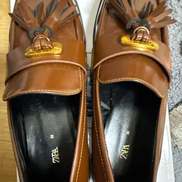 ZARA 브라운 태슬 로퍼 36