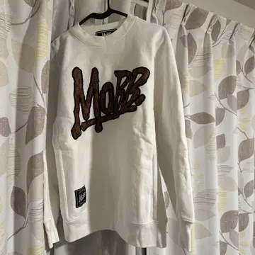 MOBB 화이트 로고 프린트 크루넥 맨투맨