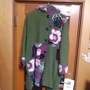 올리브 그린 플라워 무늬 후드 부착 롱 코트 이탈리아제