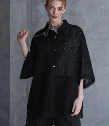 SERACE 퍼지 소재 오버사이즈 블랙 셔츠