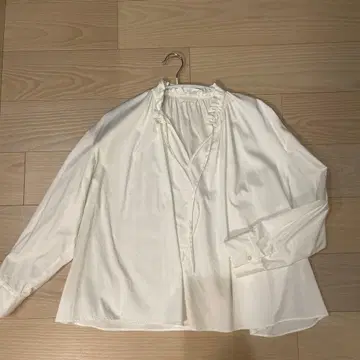 Bailsey 프릴 장식 화이트 긴팔 셔츠 투모로우랜드