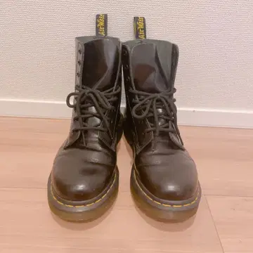 닥터마틴 UK 6 25cm 8홀 부츠 블랙
