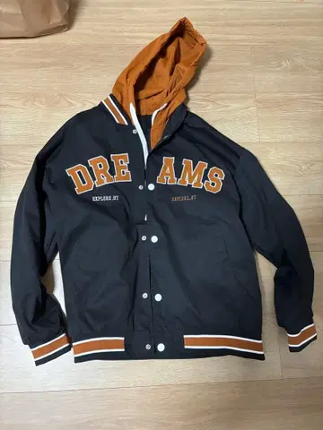 후드 부착 바시티 자켓 블랙과 오렌지
