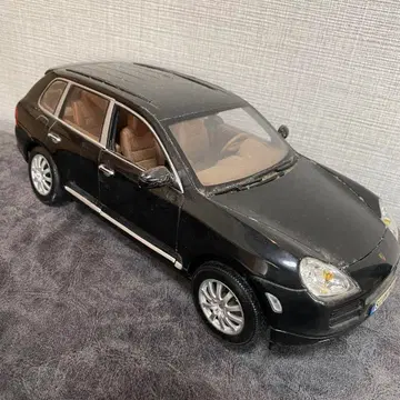 포르쉐 카이엔 1/18 스케일 블랙