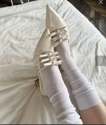 NICE CLAUP 리본 포함 포인트 스트랩 슈즈