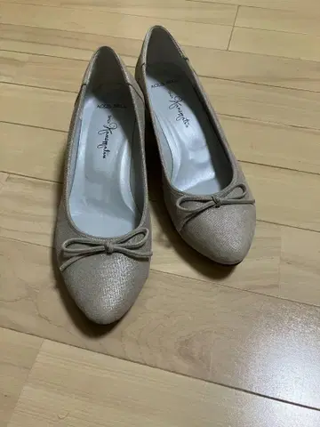 긴자 카네마츠 레인 펌프스