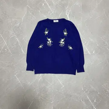 자수 장식 네이비 긴팔 니트 스웨터