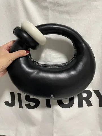 JW PEI 블랙 숄더백