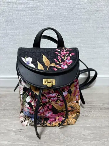 페라가모 플라워 패턴 백팩