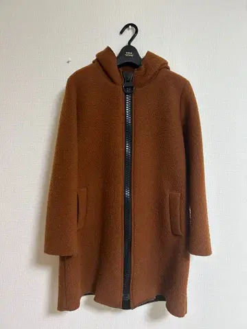 팔베 후드 부착 브라운 롱 코트