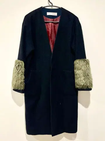 Calma 퍼 달린 알파카 롱 코트 블랙