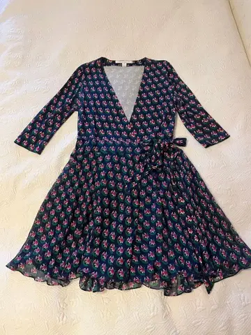 새상품급 [ DVF ] 실크 꽃무늬 네이비 랩 드레스