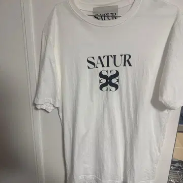 SATUR 화이트 로고 T셔츠