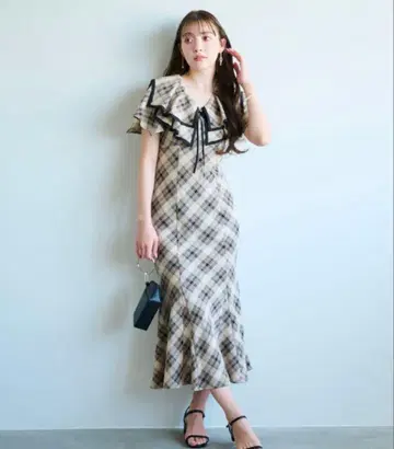 스퀘어 프릴 머메이드 원피스 릴리안 캐럿