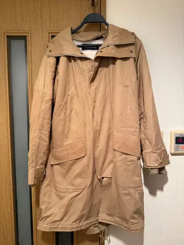 베이지 후드 부착 모즈 코트