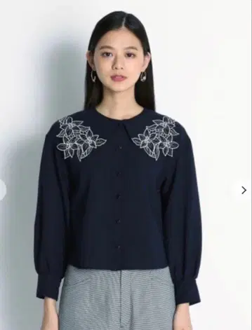 Lily Brown 플라워 자수 칼라 블라우스 네이비 F