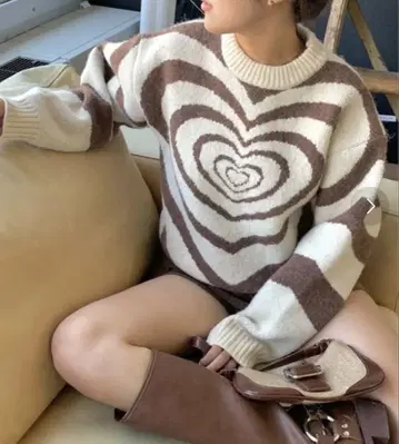 하트 무늬 아이보리 브라운 스웨터