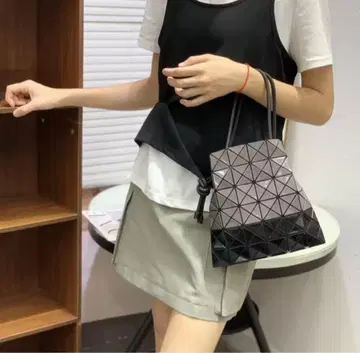 기하학 모티브 숄더백 블랙 x 그레이 광택 디자인 백