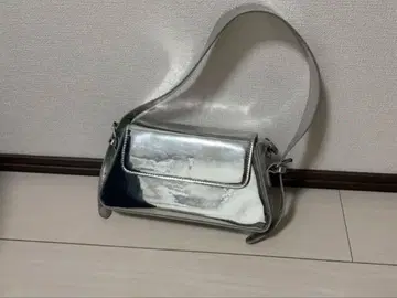 메탈릭 실버 숄더 핸드백