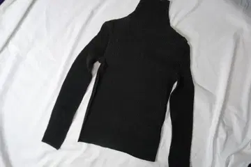 SPECCHIO 스페치오 플리츠 하이넥 티셔츠 블랙 컬러 40