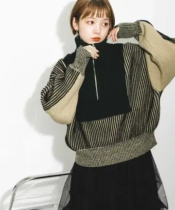 KBF 스트라이프 디자인 하이넥 니트