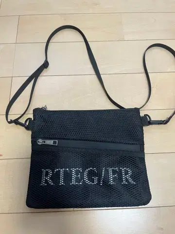 아담스 저글러 RTEG/FR 메쉬 숄더백 블랙