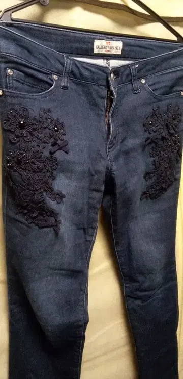 갤러리 비스콘티의 데님 팬츠 네이비 컬러입니다.