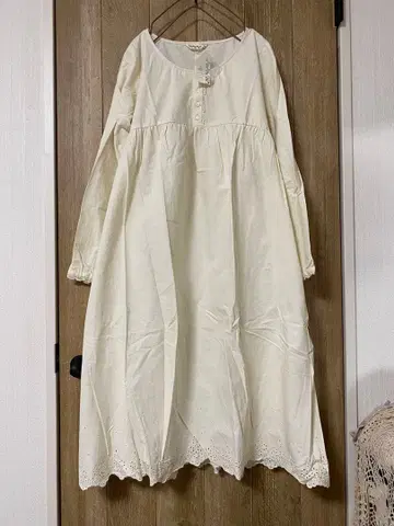 새상품 사만사 모스모스 밑단 스캘럽 자수 페치 원피스 아이보리