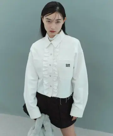 FURFUR 로고 자수 크롭 셔츠