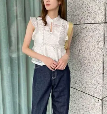 snidel 화이트 프릴 페플럼 상의