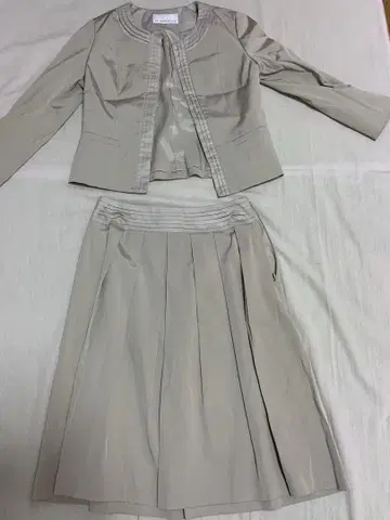 엠프리미어 노카라 자켓 A라인 스커트 수트 세트 베이지