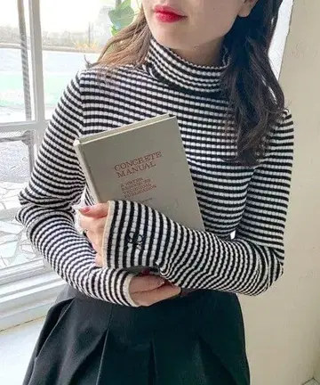 [ 미사용 새상품 택 포함 ] 올리브 데 올리브 터틀넥 보더