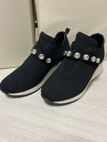 스톤 부착 블랙 스니커즈
