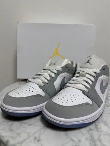 새상품급 조던 화이트/그레이 스니커즈