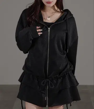 apres jour mignon 프릴 장식 라메 후드티 블랙