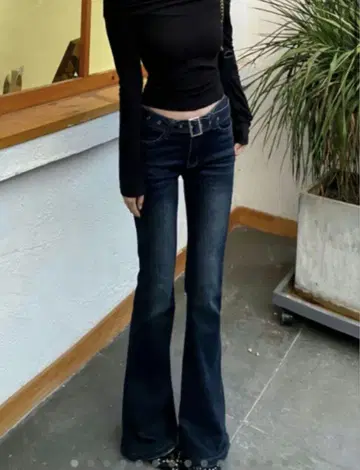 SUTORE 슬림 라인 벨트 플레어 데님 M